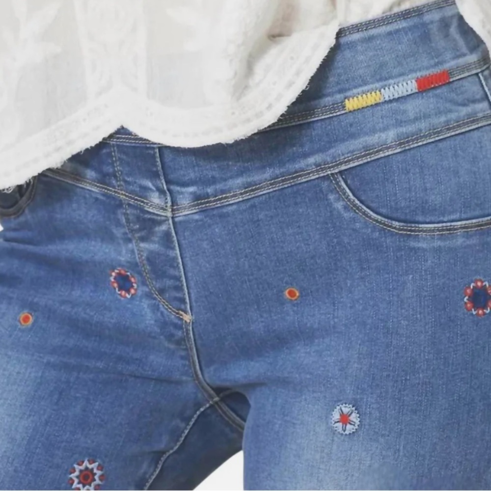 Coco + Carmen Asra Tummy Control Embroidered Denim Capris In Medium Wash - Picture 3 of 7